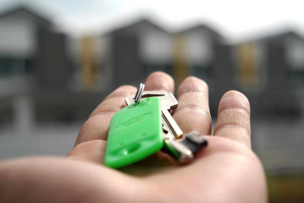 Ga je je huis zelf verkopen of verhuren? Welke keuringen en attesten heb je allemaal nodig? Door EPC, elektrische keuring en asbestattest meteen bij de hand te hebben, verkoop of verhuur je sneller én tegen betere voorwaarden.